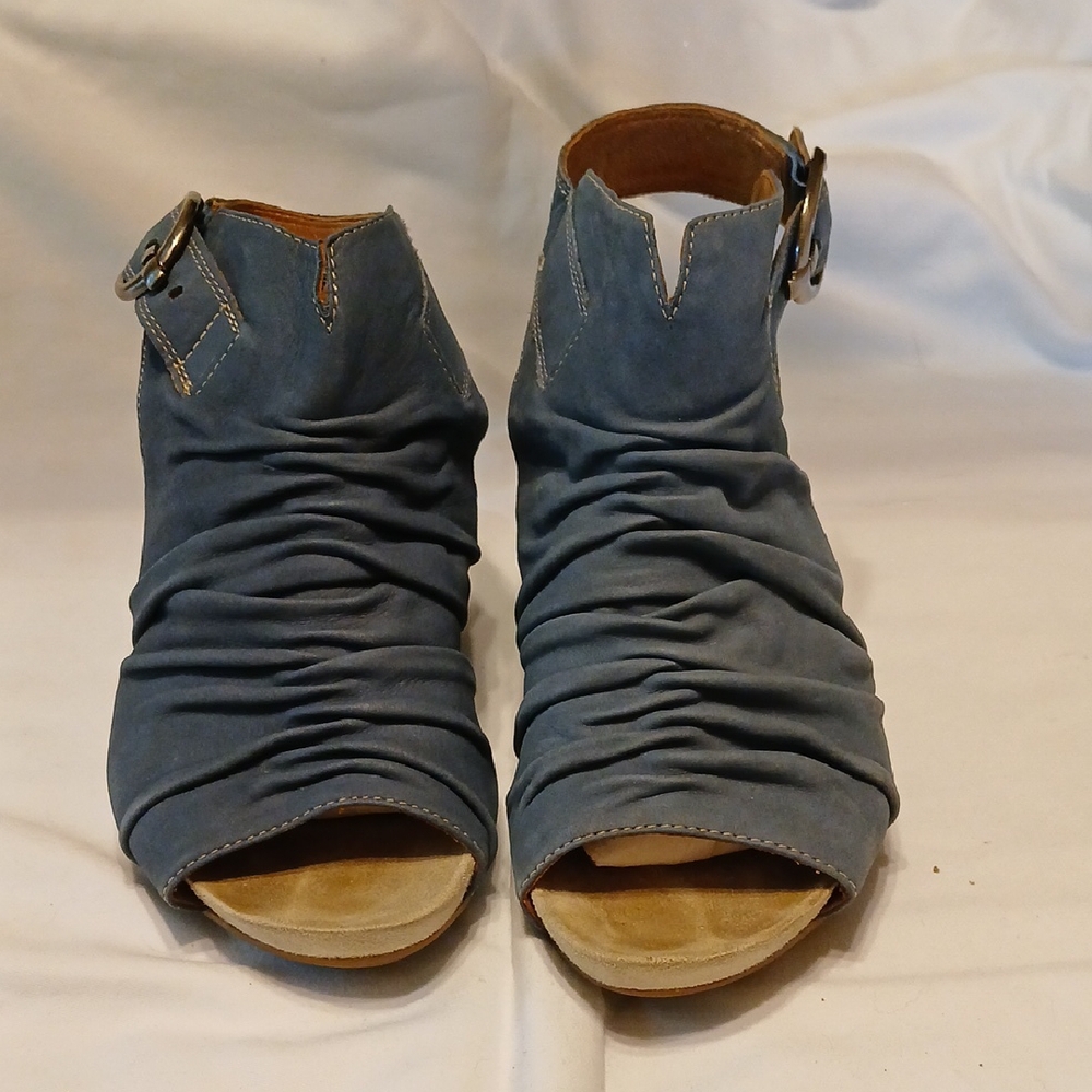 Earthies Slate Blue Leather Sandals size 9.5